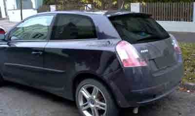 Tönungsfolie passgenau zugeschnitten und professionell montiert auf Fiat Stilo 3-Türer – Beispiel mit FVB Carbon Folie