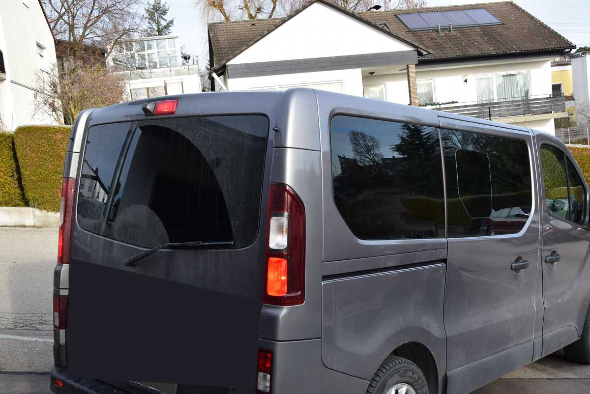 Tönungsfolie passgenau zugeschnitten und professionell montiert auf Fiat Talento kurz – Beispiel mit FVB Carbon Folie