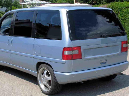 Tönungsfolie passgenau zugeschnitten und professionell montiert auf Fiat Ulysse I – Beispiel mit FVB Carbon Folie