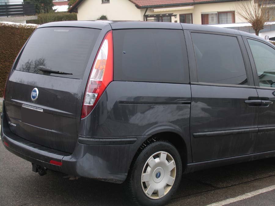 Tönungsfolie passgenau zugeschnitten und professionell montiert auf Fiat Ulysse II – Beispiel mit FVB Carbon Folie
