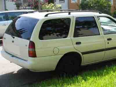 Tönungsfolie passgenau zugeschnitten und professionell montiert auf Ford Escort – Beispiel mit FVB Carbon Folie