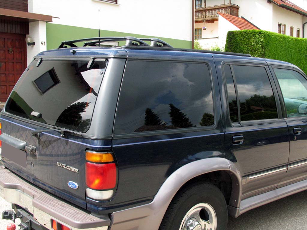 Tönungsfolie passgenau zugeschnitten und professionell montiert auf Ford Explorer – Beispiel mit FVB Carbon Folie