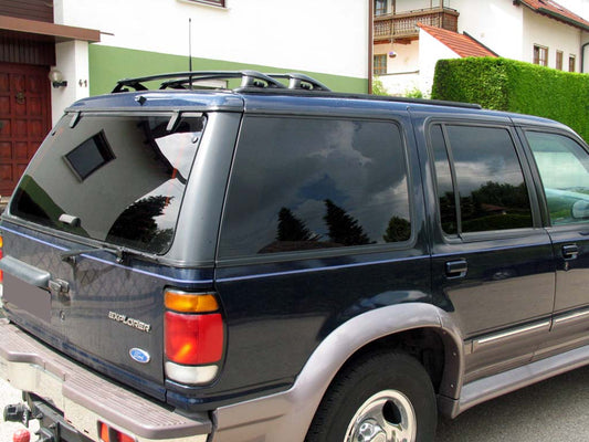 Tönungsfolie passgenau zugeschnitten und professionell montiert auf Ford Explorer – Beispiel mit FVB Carbon Folie