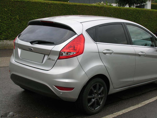 Tönungsfolie passgenau zugeschnitten und professionell montiert auf Ford Fiesta MK7 5-Türer– Beispiel mit FVB Carbon Folie