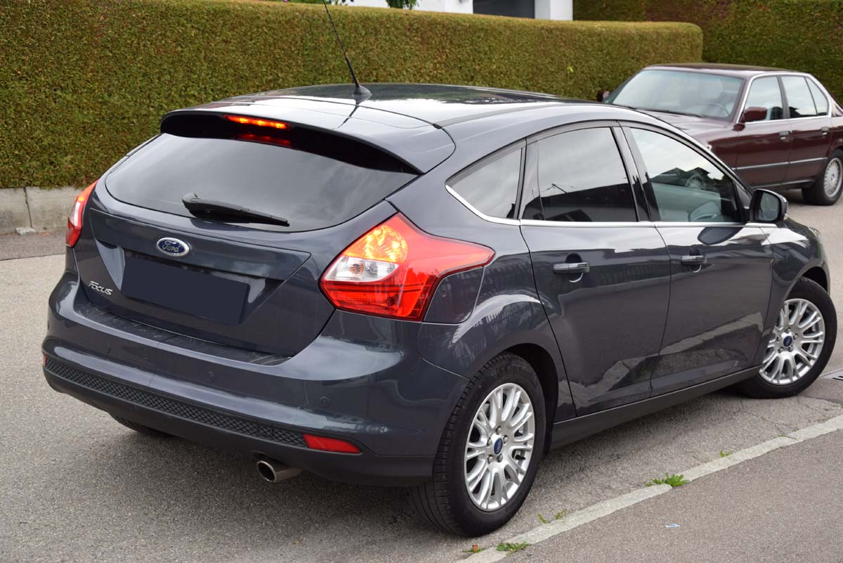 Tönungsfolie passgenau zugeschnitten und professionell montiert auf Ford Focus III 5-Türer – Beispiel mit FVB Carbon Folie