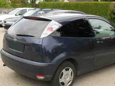 Tönungsfolie passgenau zugeschnitten und professionell montiert auf Ford Focus I – Beispiel mit FVB Carbon Folie