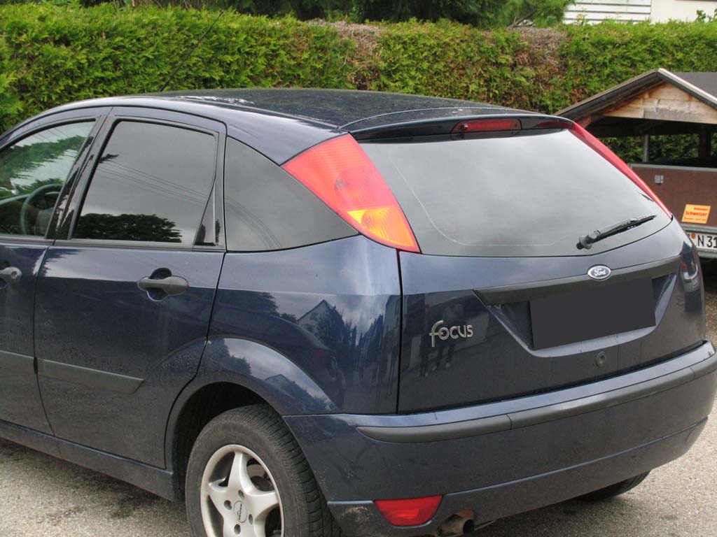 Passgenau zugeschnittenes Tönungsfolien-Set für Ford Focus I 5-Türer – CNC-Zuschnitt von FVB Carbon Folie