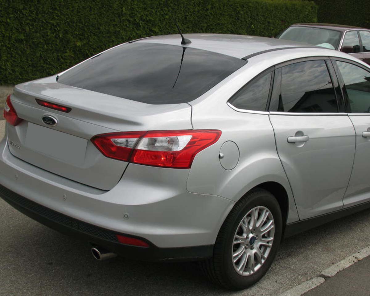 Tönungsfolie passgenau zugeschnitten und professionell montiert auf Ford Focus III Stufenheck – Beispiel mit FVB Carbon Folie