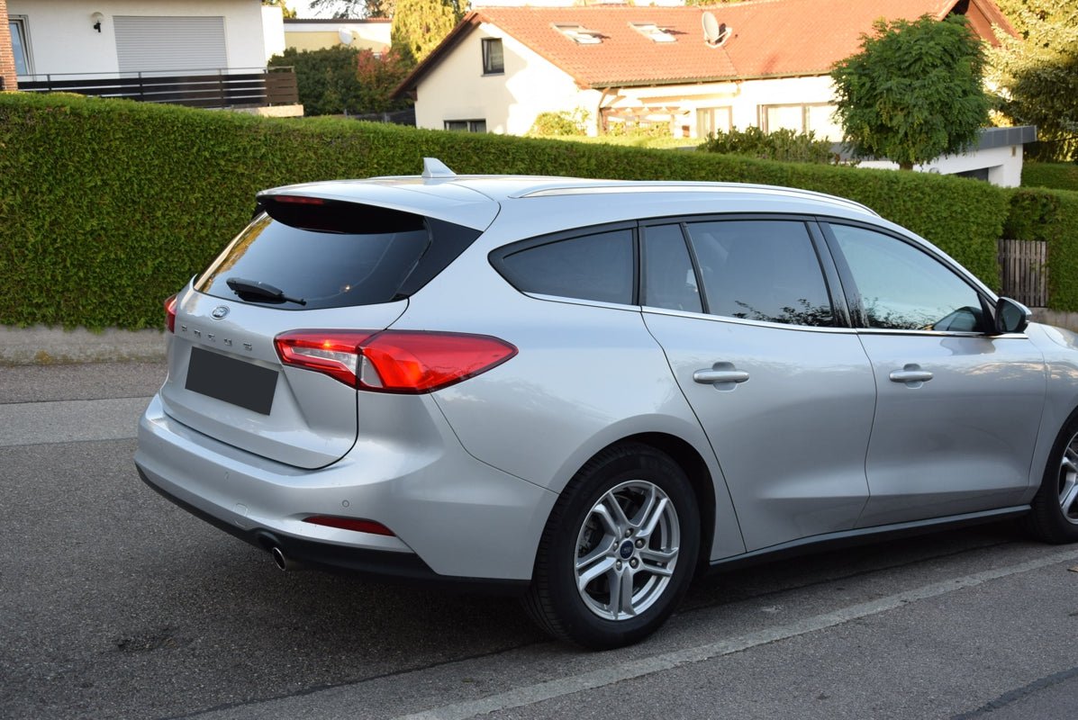 Tönungsfolie passgenau zugeschnitten und professionell montiert auf Ford Focus IV Turnier – Beispiel mit FVB Carbon Folie
