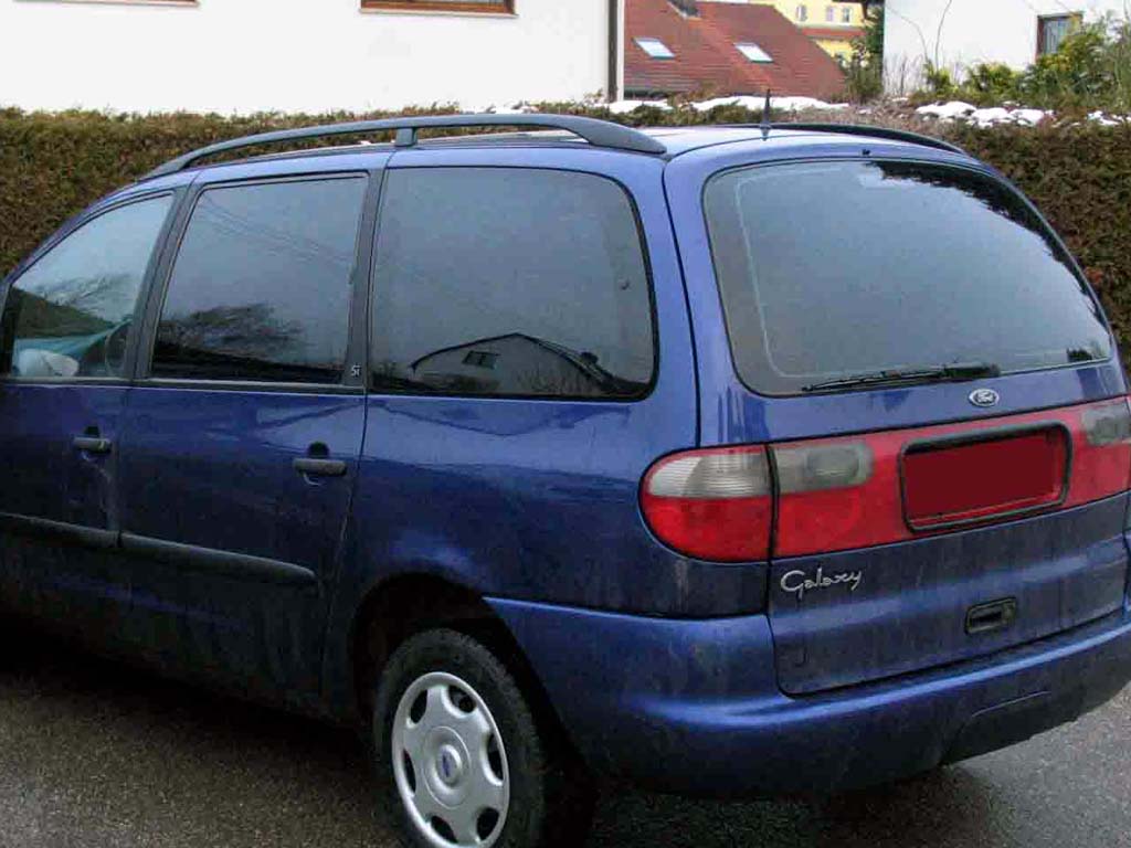 Tönungsfolie passgenau zugeschnitten und professionell montiert auf Ford Galaxy I – Beispiel mit FVB Carbon Folie