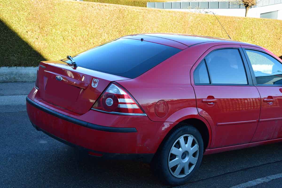 Tönungsfolie passgenau zugeschnitten und professionell montiert auf Ford Mondeo Fließheck – Beispiel mit FVB Carbon Folie