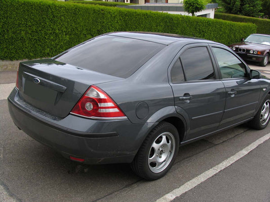 Tönungsfolie passgenau zugeschnitten und professionell montiert auf Ford Mondeo III Limousine Stufenheck – Beispiel mit FVB Carbon Folie