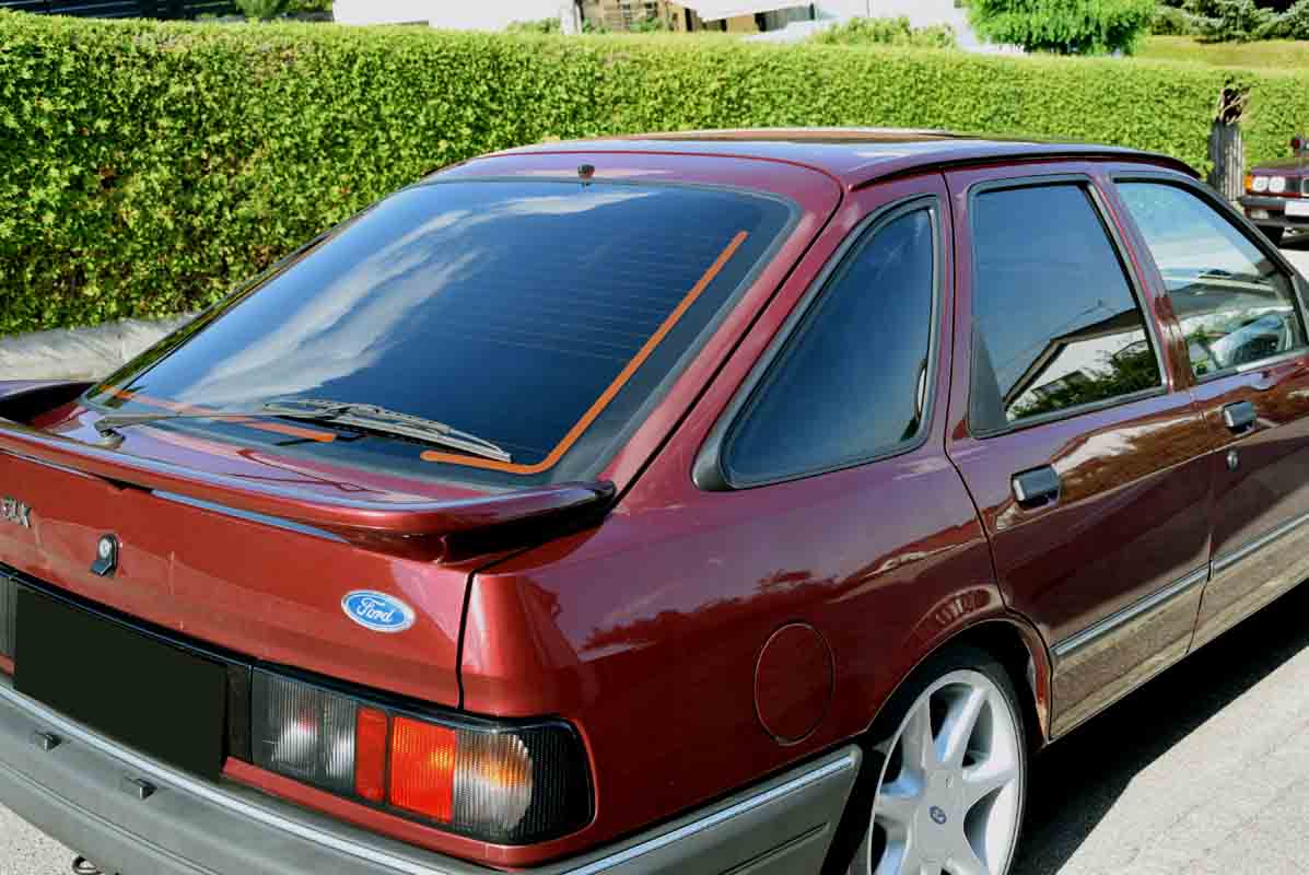 Tönungsfolie passgenau zugeschnitten und professionell montiert auf Ford Sierra Fließheck – Beispiel mit FVB Carbon Folie