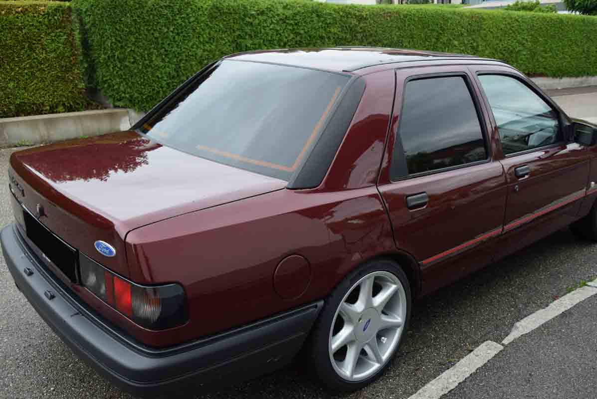 Tönungsfolie passgenau zugeschnitten und professionell montiert auf Ford Sierra Fließheck – Beispiel mit FVB Carbon Folie
