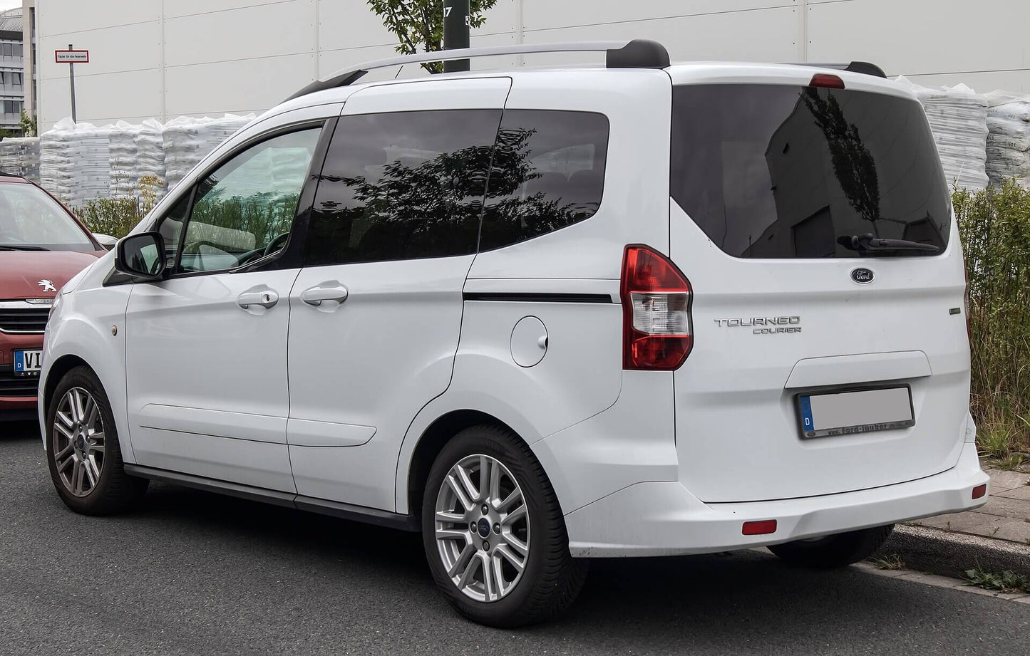 Tönungsfolie passgenau zugeschnitten und professionell montiert auf Ford Tourneo Courier – Beispiel mit FVB Carbon Folie