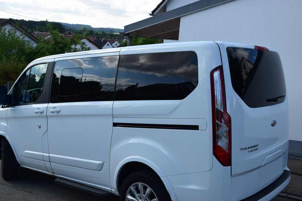 Tönungsfolie passgenau zugeschnitten und professionell montiert auf Ford Tourneo Custom L1 – Beispiel mit FVB Carbon Folie