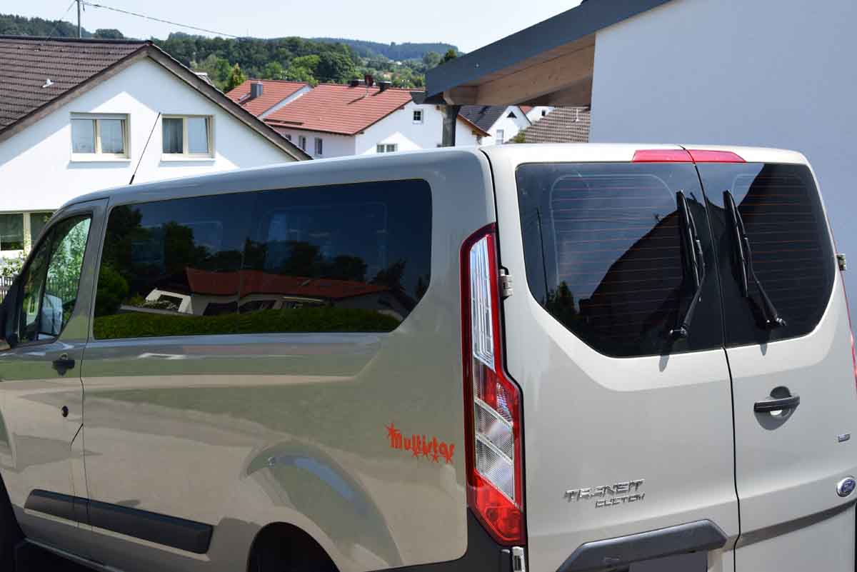 Tönungsfolie passgenau zugeschnitten und professionell montiert auf Ford Transit Custom L1 – Beispiel mit FVB Carbon Folie