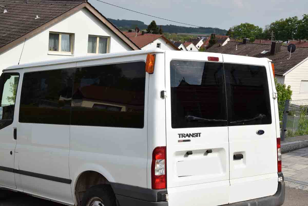 Tönungsfolie passgenau zugeschnitten und professionell montiert auf Ford Transit L1H1 – Beispiel mit FVB Carbon Folie