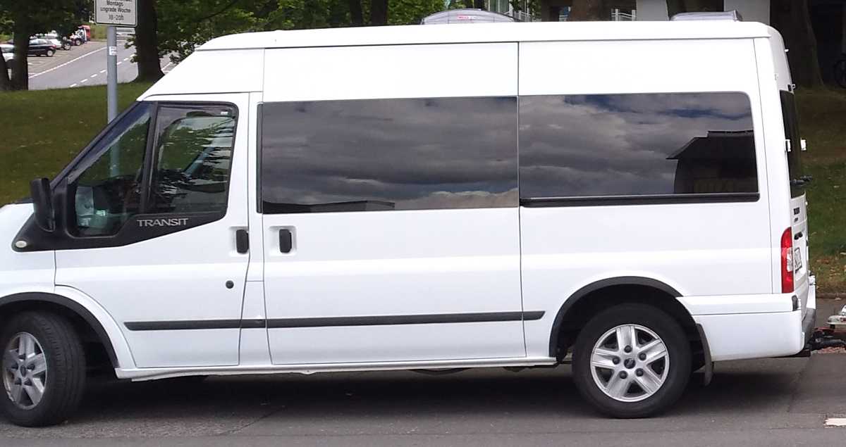 Tönungsfolie passgenau zugeschnitten und professionell montiert auf Ford Transit L2H2 – Beispiel mit FVB Carbon Folie