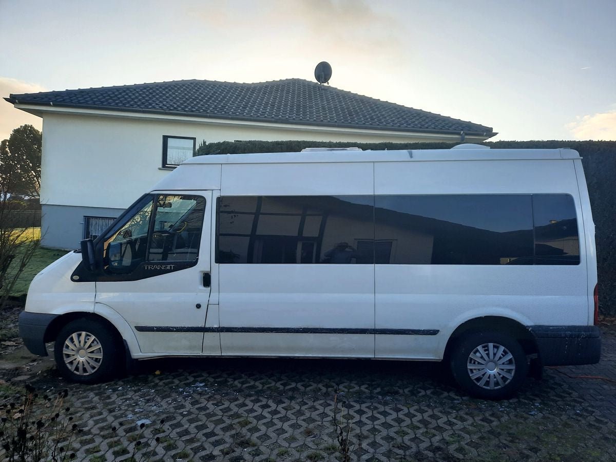 Tönungsfolie passgenau zugeschnitten und professionell montiert auf Ford Transit L3H2 – Beispiel mit FVB Carbon Folie
