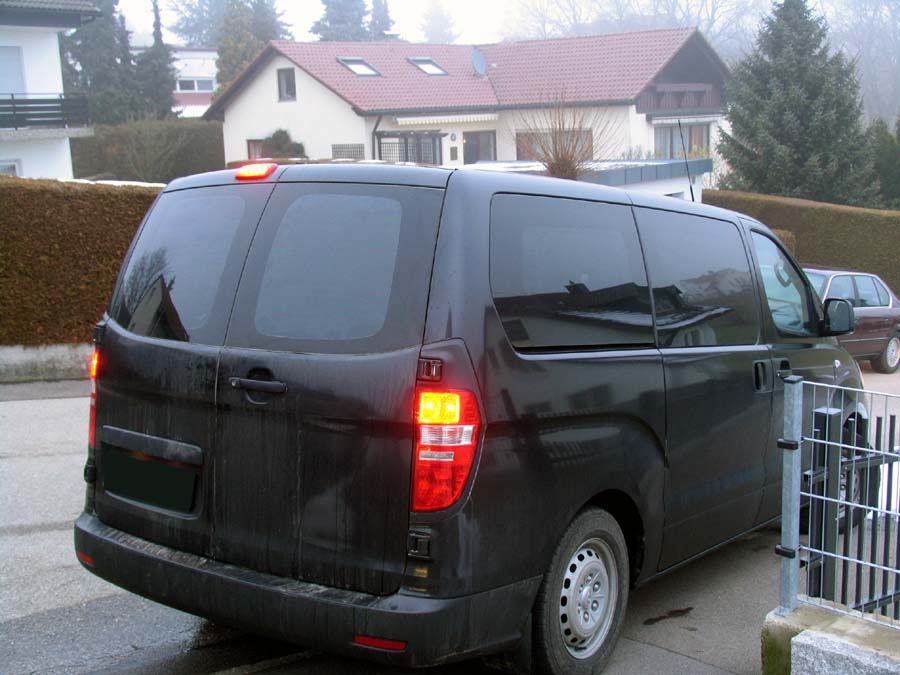 Tönungsfolie passgenau zugeschnitten und professionell montiert auf Hyundai H1 Cargo – Beispiel mit FVB Carbon Folie
