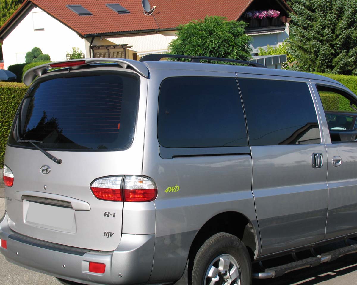 Tönungsfolie passgenau zugeschnitten und professionell montiert auf Hyundai H1 – Beispiel mit FVB Carbon Folie