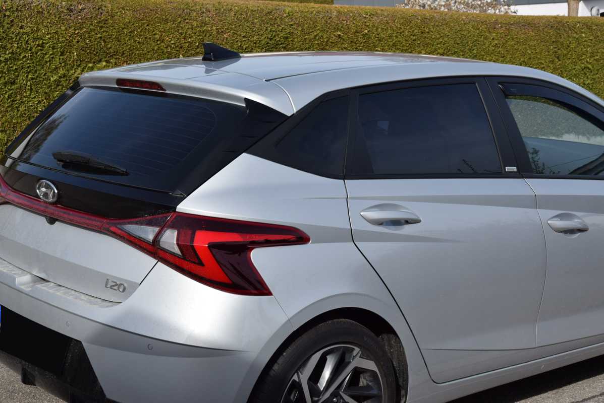 Tönungsfolie passgenau zugeschnitten und professionell montiert auf Hyundai i20  BC3 – Beispiel mit FVB Carbon Folie