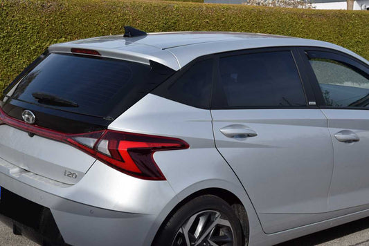 Tönungsfolie passgenau zugeschnitten und professionell montiert auf Hyundai i20  BC3 – Beispiel mit FVB Carbon Folie