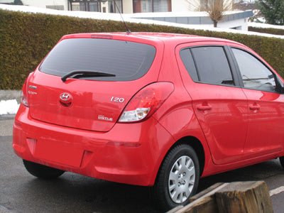 Tönungsfolie passgenau zugeschnitten und professionell montiert auf Hyundai i20 PB – Beispiel mit FVB Carbon Folie