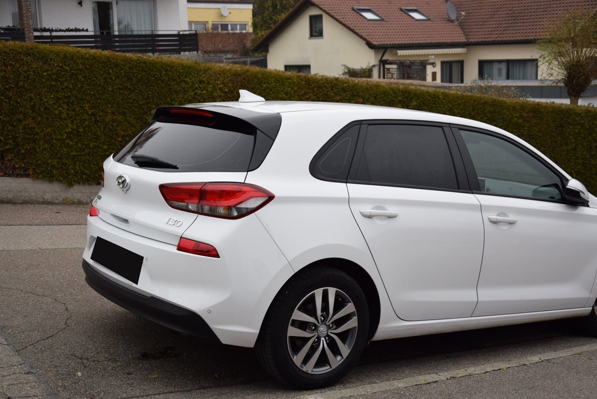 Tönungsfolie passgenau zugeschnitten und professionell montiert auf Hyundai i30 PD – Beispiel mit FVB Carbon Folie