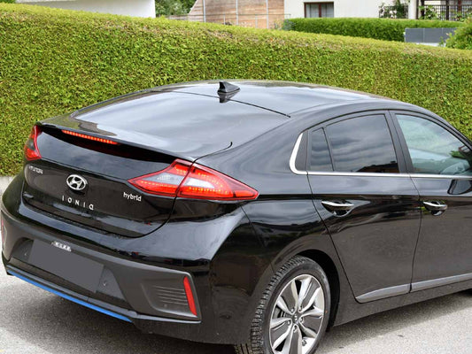 Tönungsfolie passgenau zugeschnitten und professionell montiert auf Hyundai Ioniq – Beispiel mit FVB Carbon Folie
