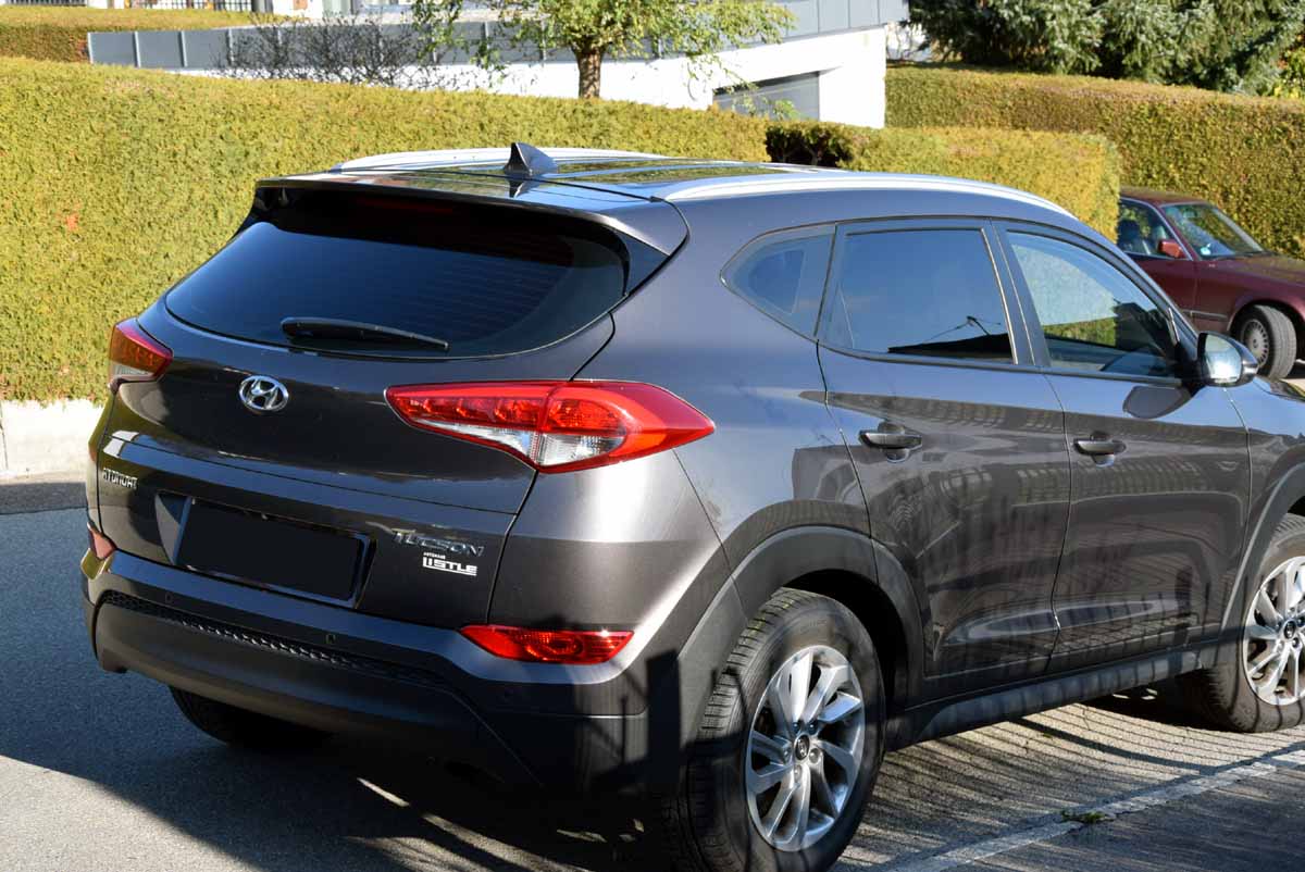 Tönungsfolie passgenau zugeschnitten und professionell montiert auf Hyundai Tucson TL – Beispiel mit FVB Carbon Folie
