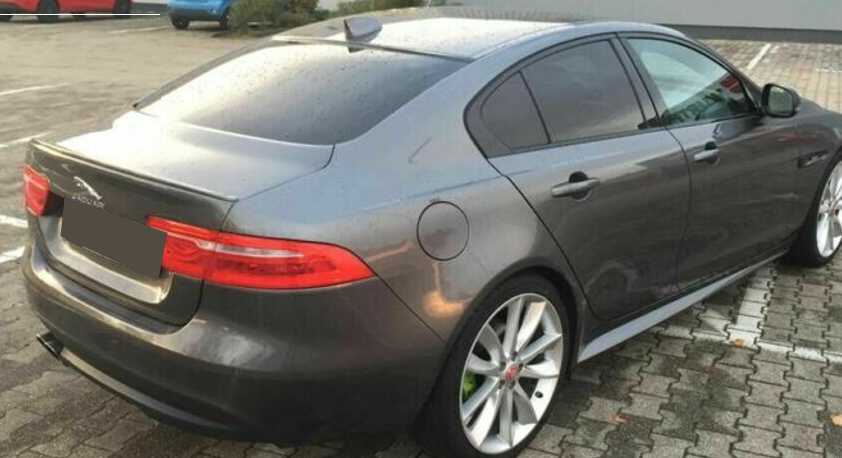 Tönungsfolie passgenau zugeschnitten und professionell montiert auf Jaguar XE – Beispiel mit FVB Carbon Folie