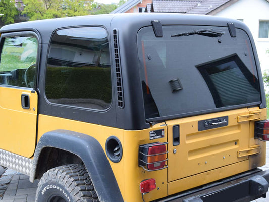 Tönungsfolie passgenau zugeschnitten und professionell montiert auf Jeep Wrangler – Beispiel mit FVB Carbon Folie