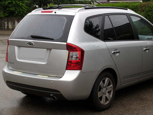 Tönungsfolie passgenau zugeschnitten und professionell montiert auf KIA Carens – Beispiel mit FVB Carbon Folie