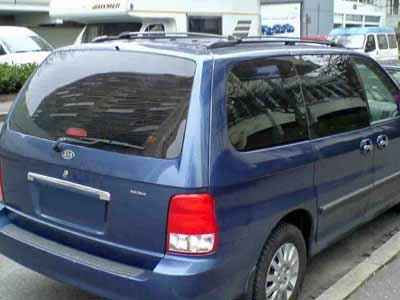 Tönungsfolie passgenau zugeschnitten und professionell montiert auf KIA Carnival – Beispiel mit FVB Carbon Folie