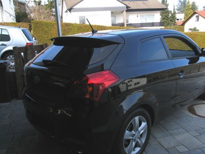 Tönungsfolie passgenau zugeschnitten und professionell montiert auf KIA Ceed ED – Beispiel mit FVB Carbon Folie