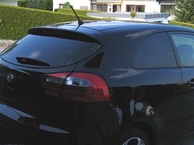 Tönungsfolie passgenau zugeschnitten und professionell montiert auf KIA Rio UB 3-Türer – Beispiel mit FVB Carbon Folie