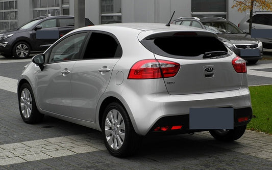 Tönungsfolie passgenau zugeschnitten und professionell montiert auf KIA Rio UB 5-Türer – Beispiel mit FVB Carbon Folie