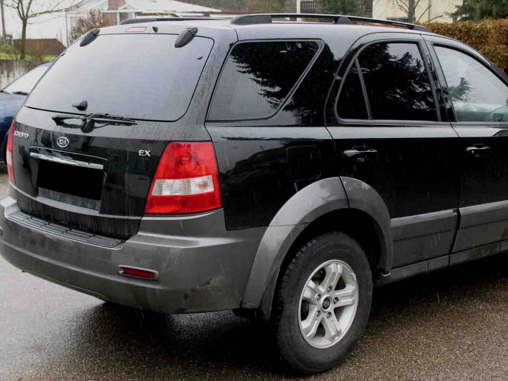 Tönungsfolie passgenau zugeschnitten und professionell montiert auf KIA Sorento I – Beispiel mit FVB Carbon Folie