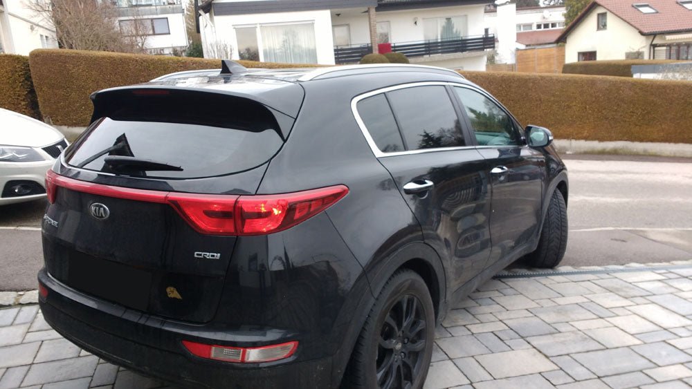 Tönungsfolie passgenau zugeschnitten und professionell montiert auf KIA Sportage QL – Beispiel mit FVB Carbon Folie