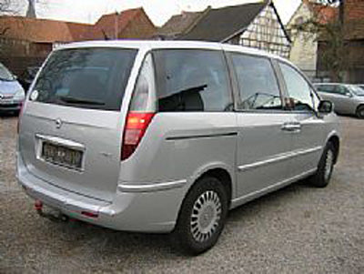 Tönungsfolie passgenau zugeschnitten und professionell montiert auf Lancia Phedra – Beispiel mit FVB Carbon Folie