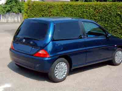 Tönungsfolie passgenau zugeschnitten und professionell montiert auf Lancia Ypsilon – Beispiel mit FVB Carbon Folie