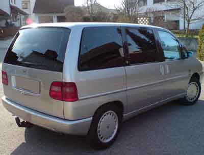 Tönungsfolie passgenau zugeschnitten und professionell montiert auf Lancia Zeta – Beispiel mit FVB Carbon Folie