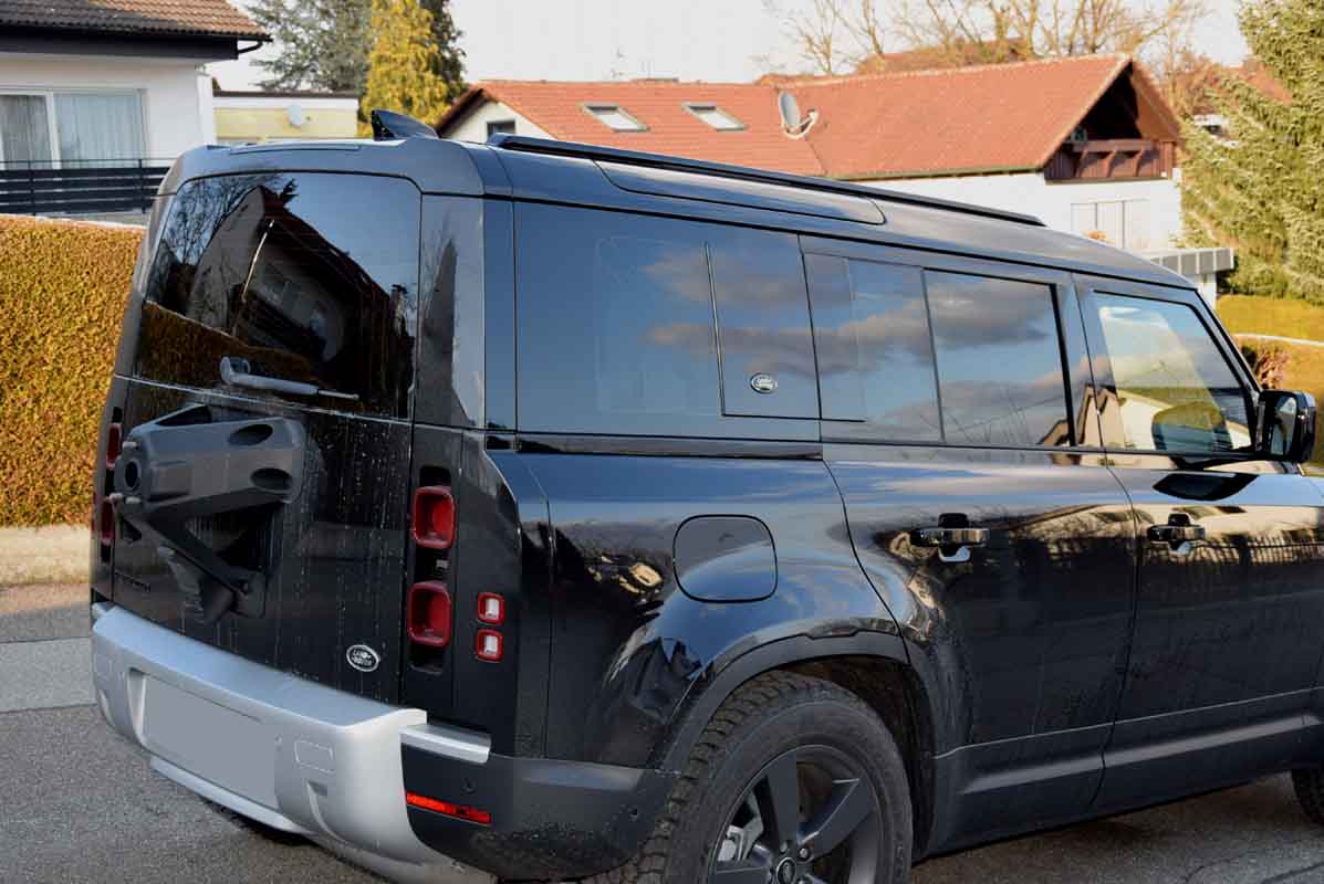 Tönungsfolie passgenau zugeschnitten und professionell montiert auf Land Rover Defender – Beispiel mit FVB Carbon Folie