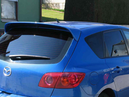 Tönungsfolie passgenau zugeschnitten und professionell montiert auf Mazda 3 BK – Beispiel mit FVB Carbon Folie