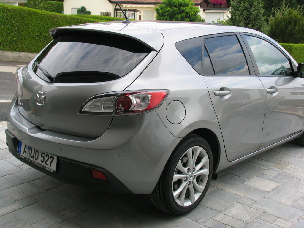 Tönungsfolie passgenau zugeschnitten und professionell montiert auf Mazda 3 BL – Beispiel mit FVB Carbon Folie