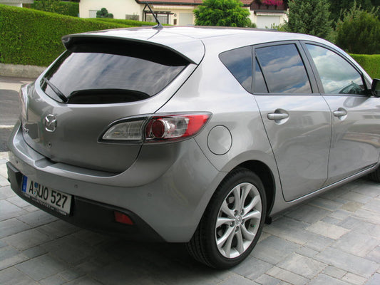 Tönungsfolie passgenau zugeschnitten und professionell montiert auf Mazda 3 BL – Beispiel mit FVB Carbon Folie