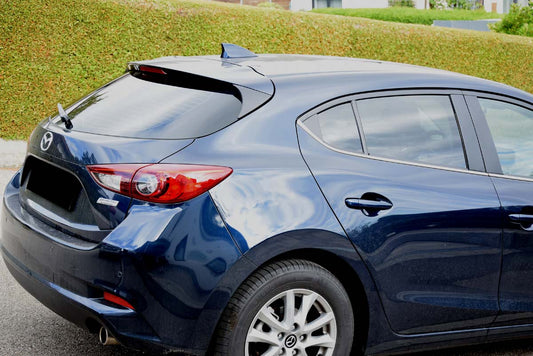 Tönungsfolie passgenau zugeschnitten und professionell montiert auf Mazda 3 BM – Beispiel mit FVB Carbon Folie