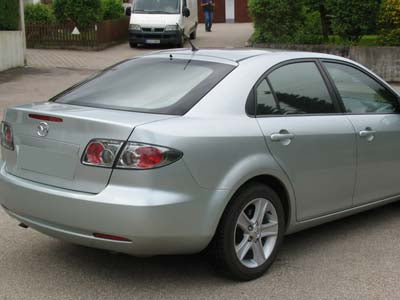 Tönungsfolie passgenau zugeschnitten und professionell montiert auf Mazda 6 Fließheck – Beispiel mit FVB Carbon Folie